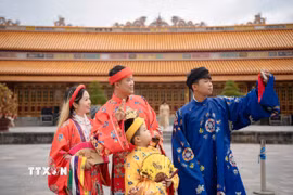 Người dân, khách du lịch đến thăm quan Đại Nội Huế vào ngày mùng 1 Tết. (Ảnh: Văn Dũng/TTXVN)