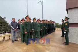 Lễ chào cờ thiêng liêng trên đảo Trần tiền tiêu ở đặc khu Cô Tô 