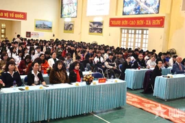 Đại biểu và học sinh tham gia chương trình tư vấn tuyển sinh. (Nguồn: Quân đội Nhân dân)