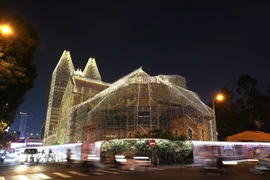 Năm nay là năm thứ ba Nhà thờ Đức Bà được trang trí đèn LED, tạo không khí đón Giáng sinh và năm mới 2026, thu hút người dân và khách du lịch đến tham quan. (Ảnh: Hồng Đạt/TTXVN)