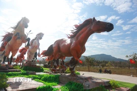 8 "linh vật" ngựa được tạo hình theo bức phong thủy nổi tiếng “mã đáo thành công.” (Ảnh: Thanh Thuỷ/TTXVN)