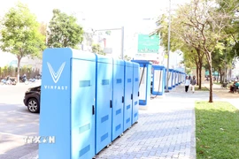 Các tủ đổi pin được đặt sát vỉa hè, vẫn đảm bảo lối cho người đi bộ. (Ảnh: Tiến Lực/TTXVN)