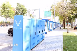Các tủ đổi pin được đặt sát vỉa hè, vẫn đảm bảo lối cho người đi bộ. (Ảnh: Tiến Lực/TTXVN)