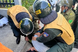 Lực lượng Công an khống chế, bắt giữ đối tượng Bùi Minh Lợi. (Nguồn: Báo Cà Mau)
