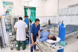Các y, bác sỹ Sư đoàn 4 tiến hành các biện pháp cấp cứu khẩn cấp. (Ảnh: TTXVN phát)