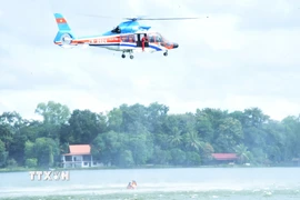 Trực thăng Việt Nam tham gia diễn tập thực hiện tình huống cứu hộ trên sông. (Ảnh: Xuân Tú/TTXVN)