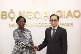 Bộ trưởng Bộ Ngoại giao Lê Hoài Trung tiếp Tổng Thư ký Pháp ngữ Louise Mushikiwabo. (Ảnh: An Đăng/TTXVN)