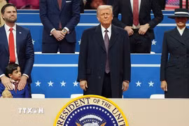 Ông Donald Trump (giữa) tại lễ nhậm chức Tổng thống thứ 47 của Mỹ, ở Washington, DC, ngày 20/1/2025. (Ảnh: AP/TTXVN)