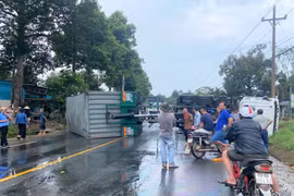 Hiện trường vụ xe container lật chắn ngang Quốc lộ 20, đoạn qua xã Hà Lâm. (Nguồn: Báo Lâm Đồng)