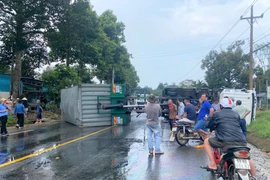 Hiện trường vụ xe container lật chắn ngang Quốc lộ 20, đoạn qua xã Hà Lâm. (Nguồn: Báo Lâm Đồng)