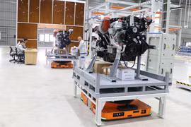 Công nhân Công ty Kim Long Motor Huế thực hiện quy trình sản xuất động cơ. (Ảnh: Nguyên Lý/TTXVN)