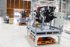 Công nhân Công ty Kim Long Motor Huế thực hiện quy trình sản xuất động cơ. (Ảnh: Nguyên Lý/TTXVN)