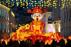 Đường phố được trang hoàng rực rỡ đón Tết Nguyên đán tại Macao, Trung Quốc. (Ảnh: THX/TTXVN)