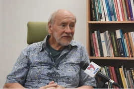 Giáo sư danh dự Hal Hill của Trường Chính sách công Crawford, thuộc Đại học Quốc gia Australia (ANU) trong cuộc trả lời phỏng vấn của phóng viên TTXVN tại Australia. (Ảnh: Lê Đạt/TTXVN)