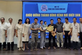 Lãnh đạo, bác sỹ Bệnh viện Trung ương Huế chúc mừng bệnh nhi ghép gan xuất viện. (Ảnh: Mai Trang/TTXVN)