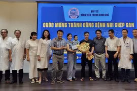 Lãnh đạo, bác sỹ Bệnh viện Trung ương Huế chúc mừng bệnh nhi ghép gan xuất viện. (Ảnh: Mai Trang/TTXVN)