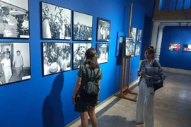 Quang cảnh buổi triển lãm. (Ảnh: TTXVN)