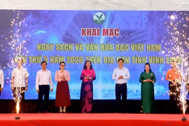 Đại biểu thực hiện nghi thức khai mạc Ngày Sách và Văn hóa đọc lần thứ 5 tại tỉnh Vĩnh Long. (Ảnh: Lê Thúy Hằng/ TTXVN.)