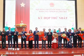 Các đồng chí lãnh đạo tỉnh Lai Châu tặng hoa chúc mừng Thường trực và các Ban của HĐND tỉnh Lai Châu khóa XVI, nhiệm kỳ 2026-2031. (Ảnh: Quý Trung/TTXVN)