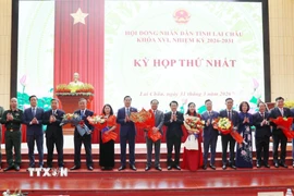 Các đồng chí lãnh đạo tỉnh Lai Châu tặng hoa chúc mừng Thường trực và các Ban của HĐND tỉnh Lai Châu khóa XVI, nhiệm kỳ 2026-2031. (Ảnh: Quý Trung/TTXVN)