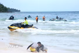 Tới Koh Rong, du khách có thể tắm biển trên nhiều bãi tắm đẹp của đảo, hay tham gia nhiều hoạt động như lặn ngắm san hô, chèo kayak, đi canoe… (Ảnh: Quang Anh/TTXVN)