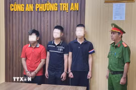 3 đối tượng tại Công an phường Trị An. (Ảnh: TTXVN phát)