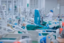 Đa phần bệnh nhân là người cao tuổi, người có bệnh lý nền. (Ảnh: Minh Quyết/TTXVN)