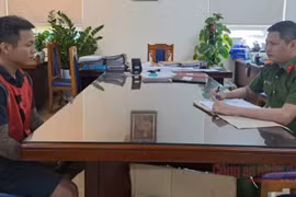 Đối tượng Ngô Quang Vỹ tại cơ quan công an. (Ảnh: Báo Công an)