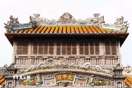 Mái của Thái Bình lâu - Đại Nội Huế lợp ngói âm dương tráng men vàng; trên các bờ nóc, bờ quyết mái trang trí bằng nghệ thuật khảm sành tạo hình tinh xảo. (Ảnh: Nguyên Lý/TTXVN)