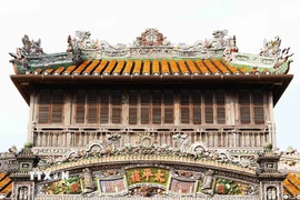 Mái của Thái Bình lâu - Đại Nội Huế lợp ngói âm dương tráng men vàng; trên các bờ nóc, bờ quyết mái trang trí bằng nghệ thuật khảm sành tạo hình tinh xảo. (Ảnh: Nguyên Lý/TTXVN)