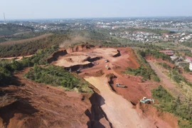 Khai thác đất san lấp để thi công công trình tại mỏ đất Đắk Nút B, phường Bắc Gia Nghĩa, tỉnh Lâm Đồng. (Ảnh: Hưng Thịnh/TTXVN)