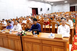 Bí thư Trung ương Đảng, Chánh án Tòa án nhân dân tối cao Nguyễn Văn Quảng tiếp xúc cử tri tại điểm cầu trực tiếp tại Trung tâm hội nghị tỉnh, phường Phan Thiết. (Ảnh: Hồng Hiếu/TTXVN)