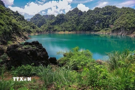 Hồ Mắt Ngọc vẫn còn hoang sơ, không ồn ào dịch vụ, cũng không biển quảng cáo rực rỡ. Nơi đây dành cho những ai muốn hòa mình vào thiên nhiên hoặc đơn giản chỉ để thả lỏng tâm trí. (Ảnh: Trọng Đạt/TTXVN)