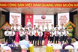 Đồng chí Đỗ Văn Chiến, Ủy viên Bộ Chính trị, Bí thư Trung ương Đảng, Bí thư Đảng ủy Mặt trận Tổ quốc, các đoàn thể Trung ương, Chủ tịch Ủy ban Trung ương Mặt trận Tổ quốc Việt Nam chúc mừng Ban Chấp hành Đảng bộ Trung ương Đoàn nhiệm kỳ 2025 - 2030. (Ảnh: Minh Đức/TTXVN)