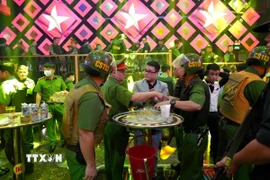 Cơ quan Cảnh sát điều tra Công an tỉnh Bình Thuận khám xét quán Paris Night tại thành phố Phan Thiết (Bình Thuận). (Ảnh: TTXVN)