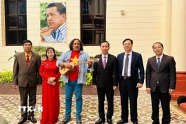 Thứ trưởng Văn hóa Ali Alejandro biểu diễn ca khúc về Việt Nam nhân dịp Đoàn đại biểu Đảng cộng sản Việt Nam thăm Venezuela, tháng 7 năm 2023. (Ảnh: TTXVN)