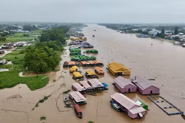 Làng bè Sắc màu nằm ven sông Hậu là điểm tham quan nổi tiếng của Châu Đốc, tỉnh An Giang. (Ảnh: Thanh Sang/TTXVN)