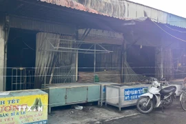 Vụ cháy tại chợ Bình Hàng Tây đã được dập tắt. (Ảnh: Nhựt An/TTXVN)