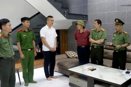 Công an đọc lệnh giữ người trong trường hợp khẩn cấp đối với Tôn Quý Hòa (sinh năm 1982, trú tại khối Văn Trung, phường Hưng Dũng, thành phố Vinh, Nghệ An). (Ảnh: TTXVN)