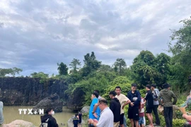 Cơ quan chức năng nỗ lực tìm kiếm các nạn nhân. (Ảnh: TTXVN phát)