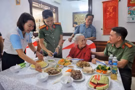 Quây quần bên mâm cơm tại nhà Mẹ Việt Nam Anh hùng Đặng Thị Lý ở thôn Toàn Mỹ, xã Lạng Giang, tỉnh Bắc Ninh. (Ảnh: Danh Lam/TTXVN)