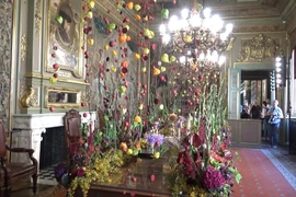 Hơn 100.000 bông hoa được chọn lựa tỉ mỉ, kết hợp với các tấm lụa, dải ruy băng và những kết cấu thực vật uốn lượn. (Nguồn: TTXVN)