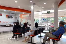 Người dân thực hiện xét nghiệm y tế tại Phòng xét nghiệm phân tích lâm sàng và chẩn đoán hình ảnh OLAB (OLAB Diagnósticos Médicos) ở thủ đô Mexico City. (Ảnh: Phương Lan/TTXVN)