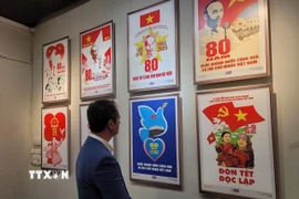 Khách nước ngoài tham quan triển lãm. (Ảnh: Phương Thanh/TTXVN)