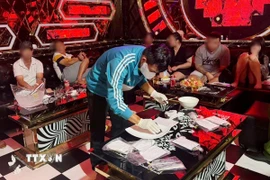 Lực lượng chức năng kiểm tra quán Karaoke X-Men. (Ảnh: TTXVN phát)