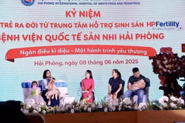 Mỗi em bé ra đời là một câu chuyện đầy xúc động. (Ảnh: Minh Huệ/TTXVN)