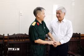 Chủ tịch Ủy ban Trung ương Mặt trận Tổ Quốc Việt Nam Đỗ Văn Chiến thăm hỏi, động viên ông Đỗ Huy Nông, thương binh hạng 3/4, cũng là người hoạt động kháng chiến bị nhiễm chất độc hóa học. (Ảnh: Mạnh Tú/TTXVN)