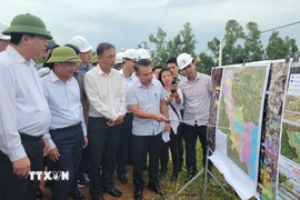 Đại diện Sở Xây dựng tỉnh Hưng Yên báo cáo tiến độ thực hiện dự án. (Ảnh: Mạnh Khánh/TTXVN)