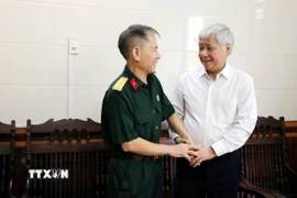 Chủ tịch Ủy ban Trung ương Mặt trận Tổ Quốc Việt Nam Đỗ Văn Chiến thăm hỏi, động viên ông Đỗ Huy Nông, thương binh hạng 3/4, cũng là người hoạt động kháng chiến bị nhiễm chất độc hóa học. (Ảnh: Mạnh Tú/TTXVN)