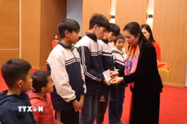 Trao tặng suất học bổng cho học sinh khuyết tật, học sinh có hoàn cảnh khó khăn. (Ảnh: Nguyễn Thảo/TTXVN)